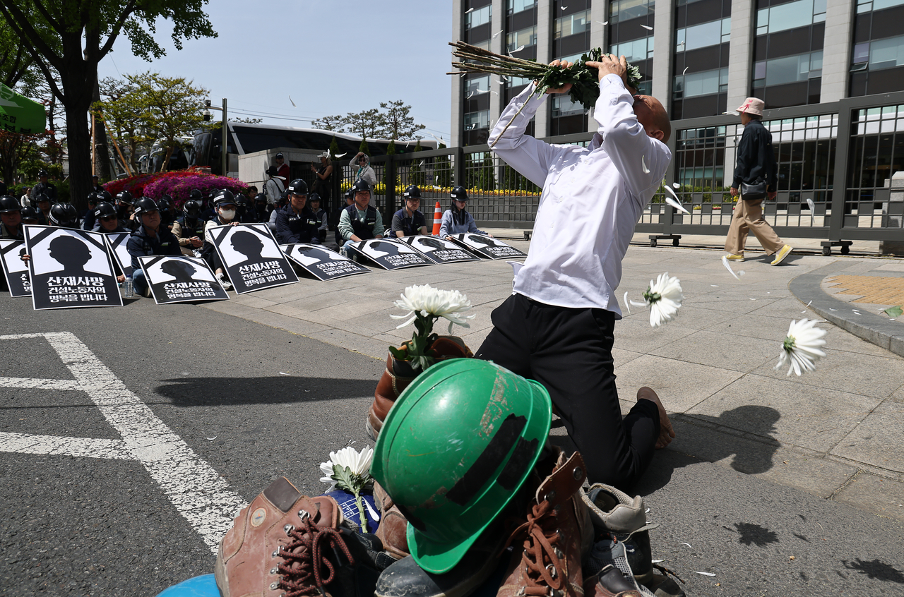 Members of the Korean Confederation of Trade Unions' National Construction Workers' Union hold a memorial service for construction workers killed in workplace accidents outside Hyundai Engineering & Construction's headquarters in Seoul on Sept. 23.