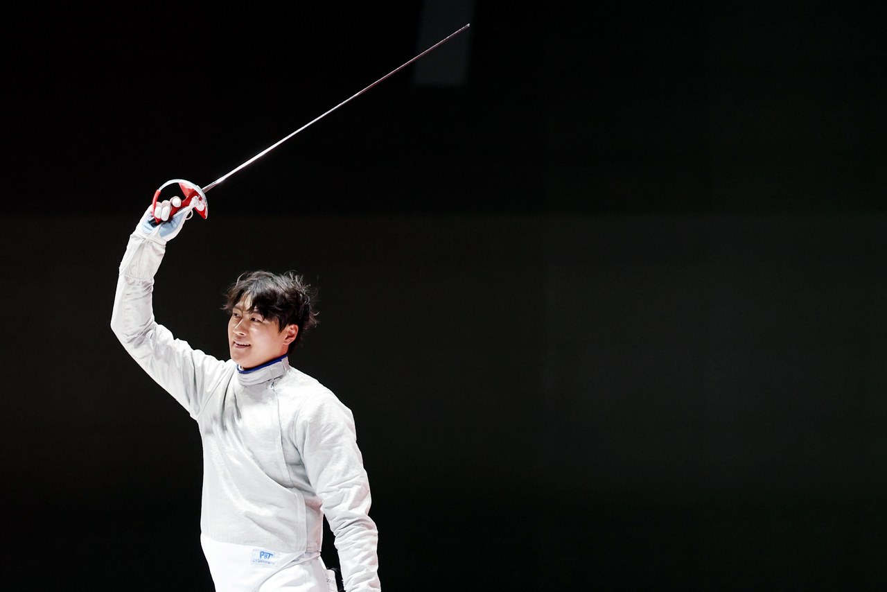 Oh Sang-uk of South Korea celebrates after winning the men's sabre team final against Japan at the 2026 Aichi-Nagoya Asian Games at Aichi Sky Expo in Tokoname, Aichi Prefecture, Japan, on Saturday. [Yonhap]