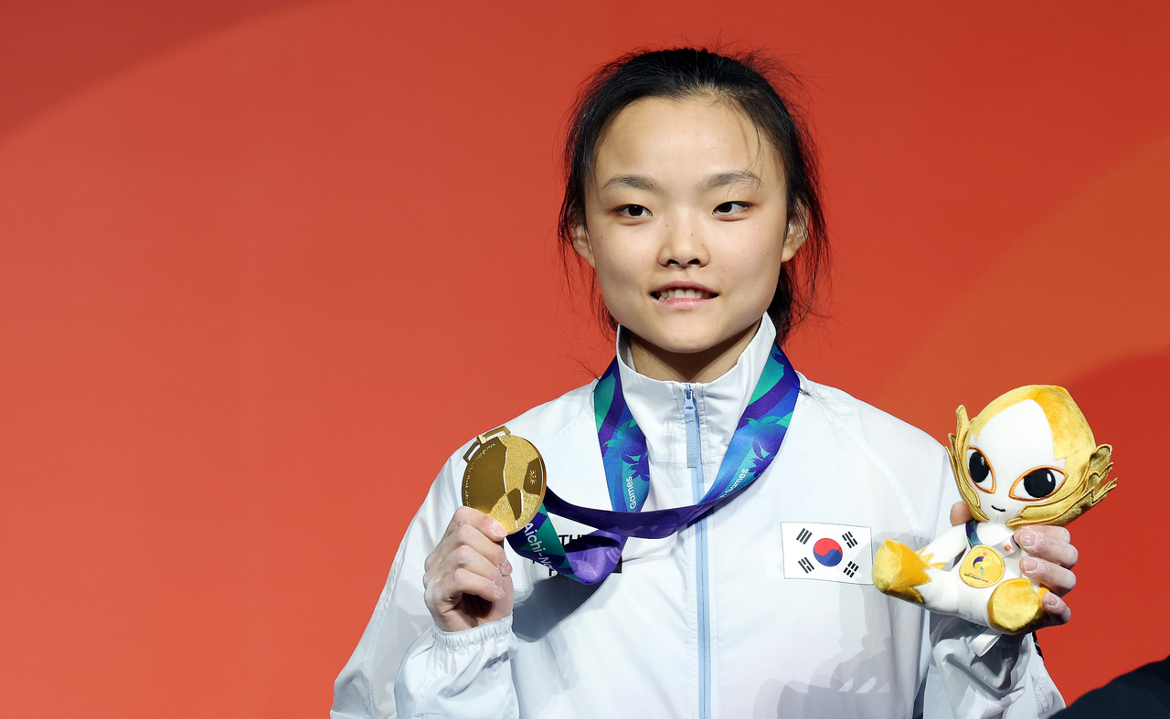 Seo Chae-hyun poses after winning the gold medal in the women's lead event at the 2026 Aichi-Nagoya Asian Games at the Nagoya International Exhibition Hall on Saturday. [Yonhap]