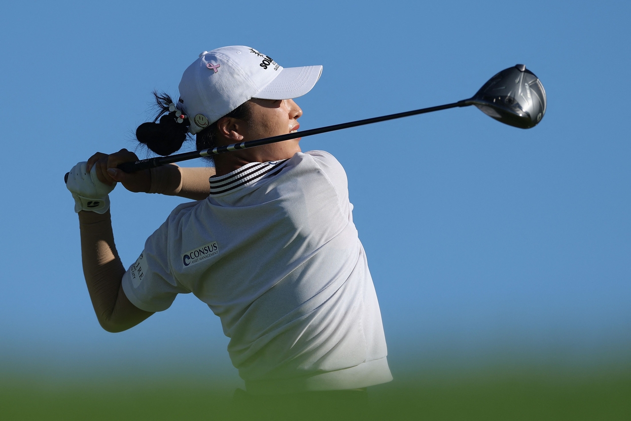Yoon I-na tees off on the 18th hole during the third round of the LPGA Tour's Lotte Championship at Hoakalei Country Club in Ewa Beach, Hawaii, Sunday (Korean Standard Time). [AFP]