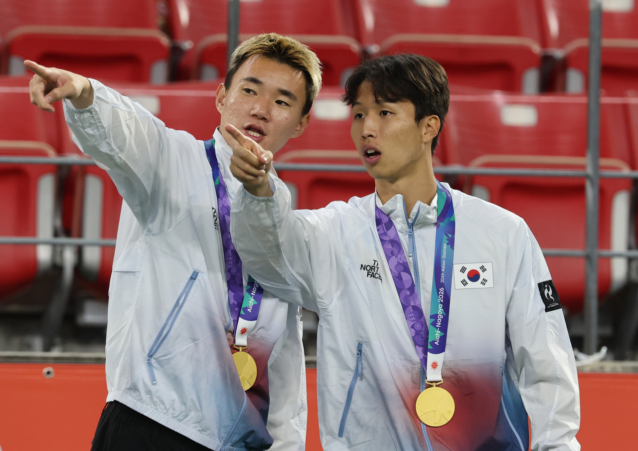 3일 일본 아이치현 도요타 스타디움에서 열린 2026 아이치·나고야 아시안게임 남자 축구 시상식에서 태극기 국기 게양이 이뤄지지 않자 금메달을 획득한 엄지성이 게양대를 가르키고 있다. [연합]