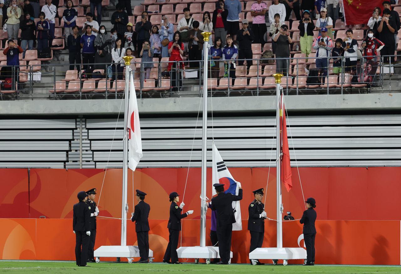 3일 일본 아이치현 도요타 스타디움에서 열린 2026 아이치·나고야 아시안게임 남자 축구 시상식에서 금메달을 획득한 한국의 태극기 게양이 이뤄지지 않고 있다. [연합]
