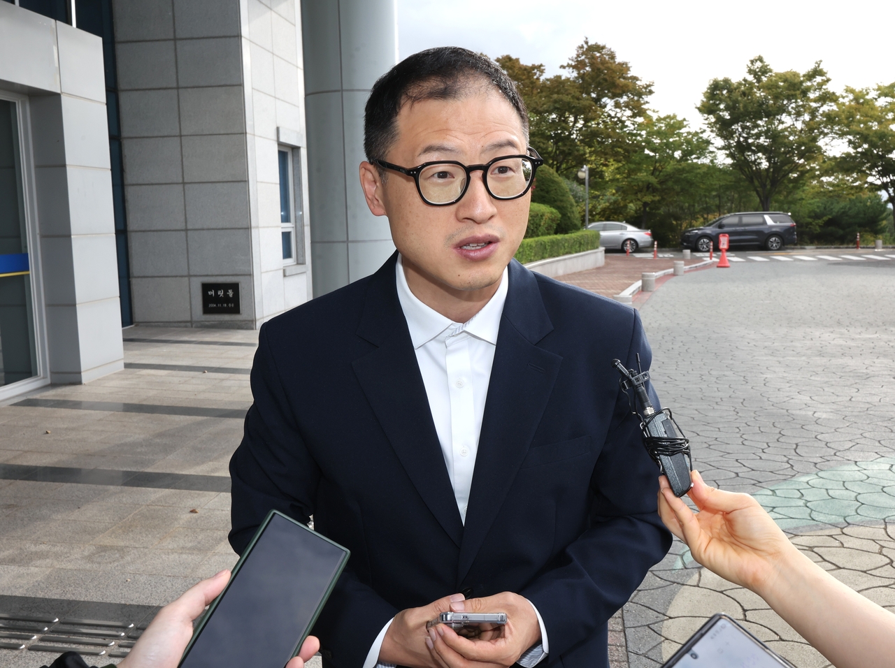 해외 성매매 의혹 및 공직선거법 위반 혐의 등으로 경찰 수사를 받는 김상욱 울산시장이 4일 울산경찰청에 출석하며 취재진 질문에 답하고 있다. [연합뉴스]