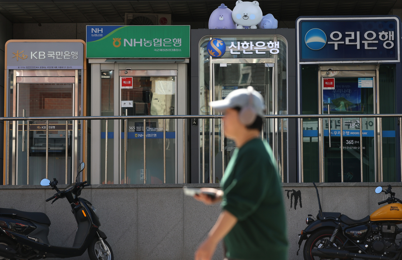 4일 서울 시내에 설치된 여러 은행 ATM기. [연합]