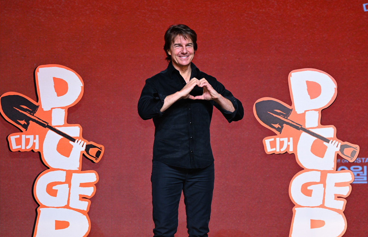 Hollywood actor Tom Cruise poses at a press conference for "Digger" held at Conrad Seoul hotel in Yeongdeungpo-gu, Seoul, on Sunday afternoon.
Meanwhile, "Digger" — the story of a small crack at the Greenland glacier drilling facility of eccentric tycoon Digger Rockwell (Tom Cruise) that triggers a catastrophic global disaster — opens Nov. 3.