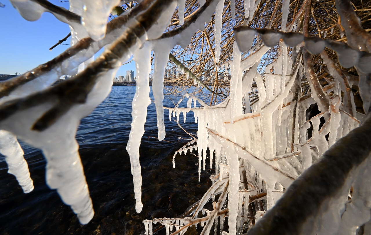 Icicles hang near Ttukseom Hangang Park in Gwangjin-gu, Seoul, in December last year.