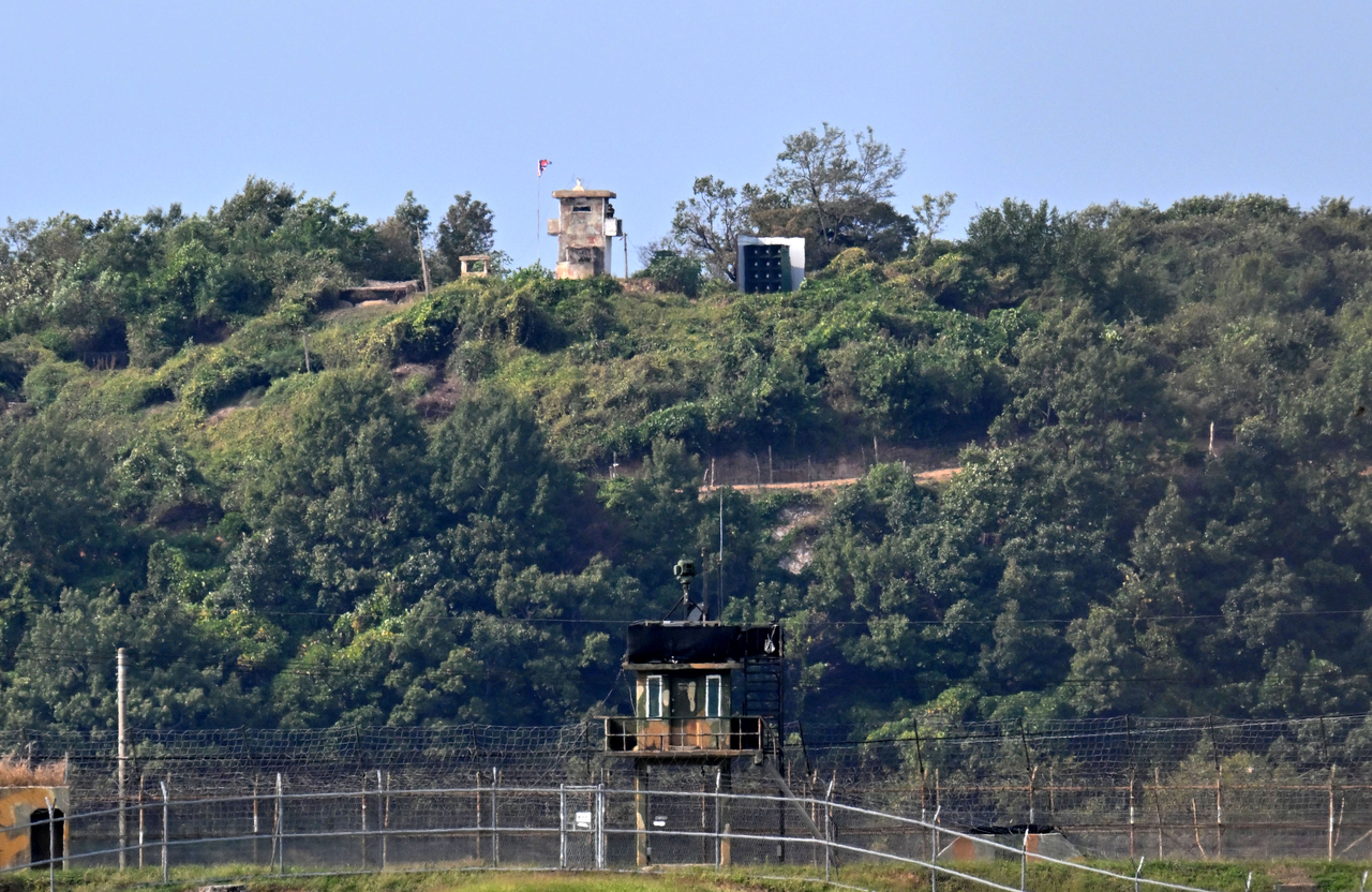 지난달 30일 오후 경기도 파주시 접경지대에서 바라본 북한군 초소의 모습. 파주=임세준 기자