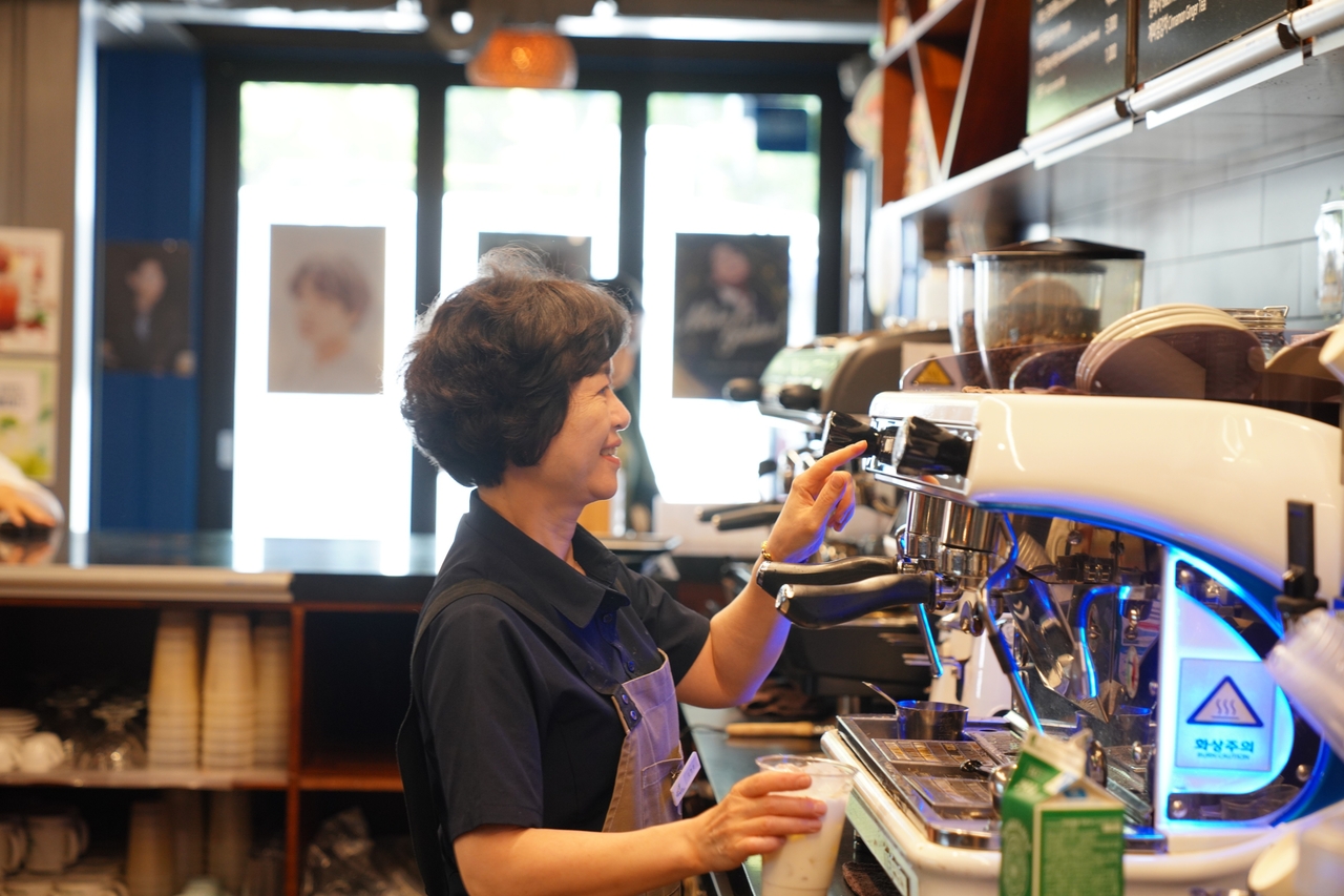 A coffee shop operated by Seongdong Mirae Iljarri Co.
