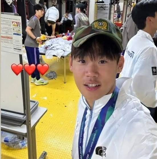 Newcastle United midfielder Park Seung-soo takes a selfie wearing a military discharge cap, a type typically worn by soldiers completing their service, in the locker room of Tokyo Stadium in Aichi, Japan, after winning the final match against the host country on Saturday. (Park Seung-soo's social media)