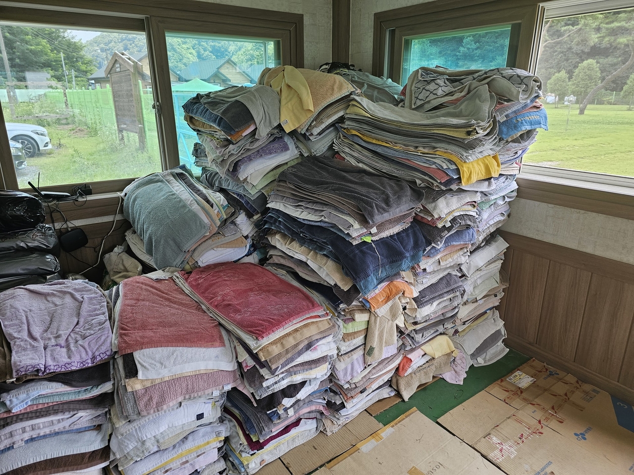 A pile of old towels donated to Think Dog Korea (Think Dog Korea)