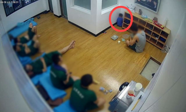 A 3-year-old Mongolian child refuses a meal while facing a wall at an immigration detention facility in Gyeonggi Province during his 20-day detention in 2023. (Apil Korea)
