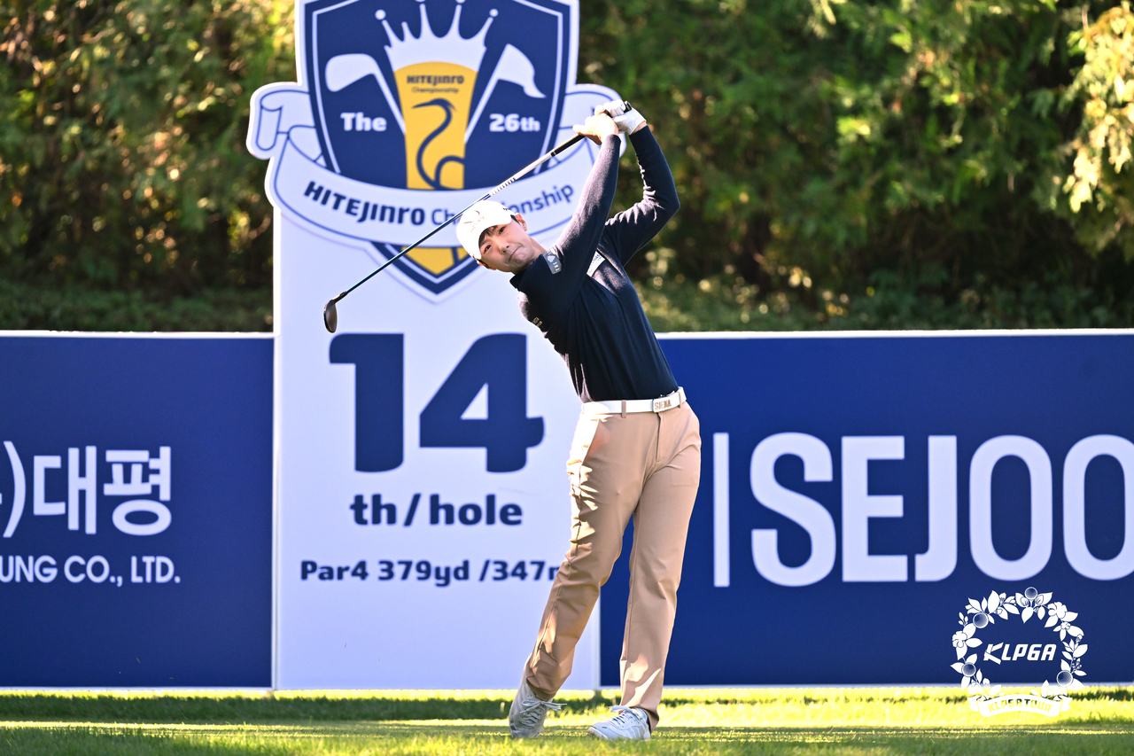 Park Sung-hyun tees off on the 14th hole. [Photo=KLPGA]