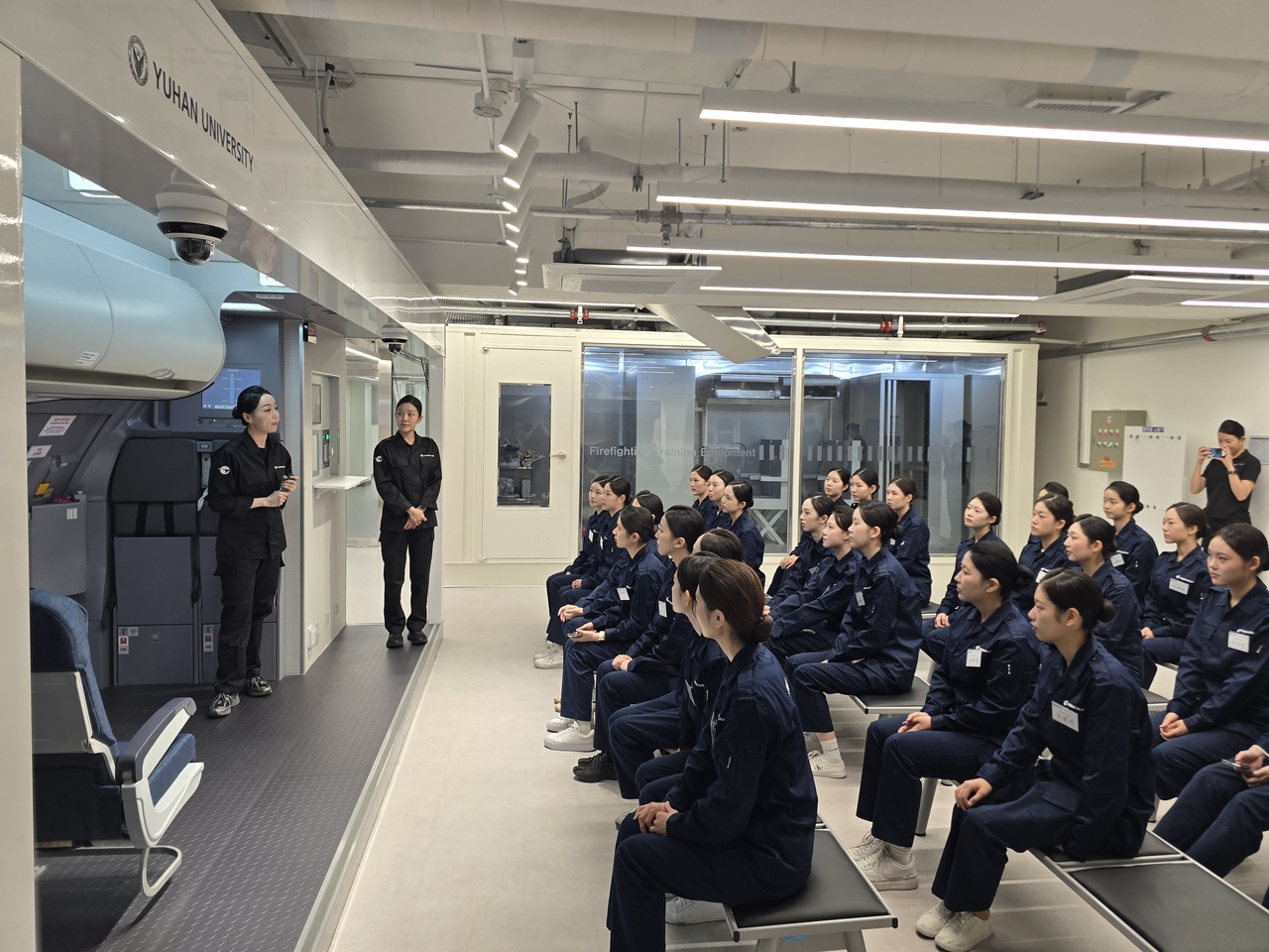 항공서비스학과 재학생과 항공서비스 분야 진학을 희망하는 고등학교 3학년 학생들이 ‘파라타항공 크루클래스’ 교육을 받고 있다. [파라타항공 제공]