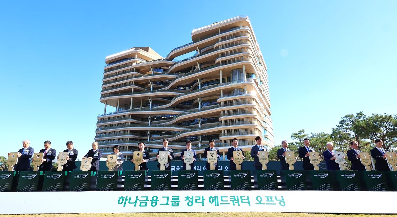 Hana Financial Group Chairman Ham Young-joo (fourth from left) and Incheon Mayor Park Chan-dae (fifth from left) take part in a key ceremony marking the opening of the group's Cheongna headquarters in Incheon on Friday. (Yonhap)