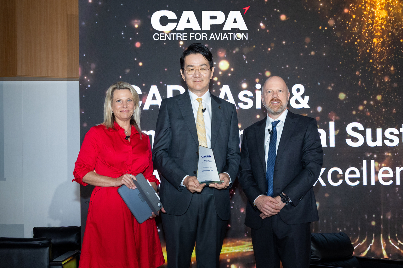 From left: Oriel Morrison, co-founder and chief strategy officer of APAC Network, Walter Cho, chairman and CEO of Korean Air and Hanjin Group, and Adrian Schofield, senior air transport editor at Aviation Week Network, pose with Cho’s 2026 Asia airline executive of the year award at the CAPA Airline Leader Summit Asia in Sapporo, Japan, Friday. (Korean Air)