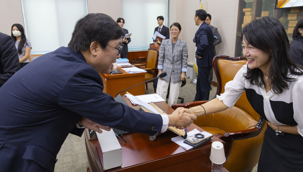 Lee Jae-jeong (right), chair of the National Assembly's Culture, Sports and Tourism Committee and a lawmaker of the Democratic Party of Korea, shakes hands with Culture, Sports and Tourism Minister Choi Hwi-yeong after a plenary session of the committee at the National Assembly on Sept. 16. [Yonhap]