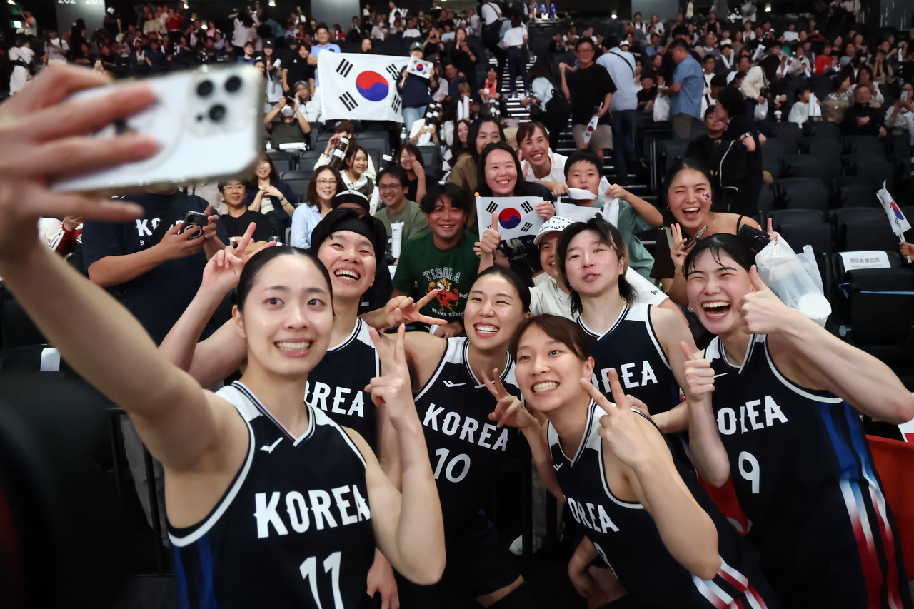 South Korean players celebrate after winning the women's basketball gold medal at the Aichi-Nagoya Asian Games at Aichi International Arena in Nagoya, Japan, on Sept. 26, 2026. (Yonhap)