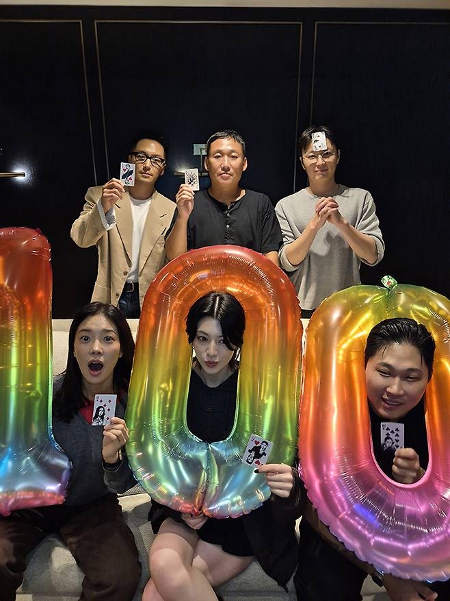 ‘타짜: 벨제붑의 노래’ 출연진들이 100만 관객 돌파를 축하하고 있다 [사진 CJ ENM]