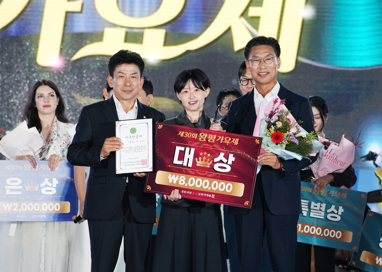 The final day of the Yeongcheon Culture and Arts Festival featured the main stage of the 30th National Wang-pyeong Song Festival, capping the event on a high note. Park Jae-in took the grand prize after delivering a stirring performance of "Annyeong." [Yeongcheon City]