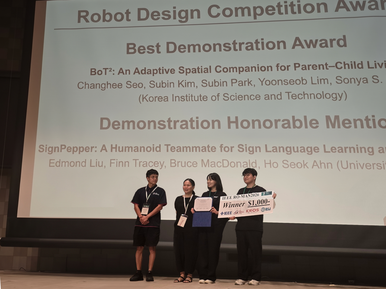 KIST 연구진이 ‘국제로봇·인간 인터랙티브 커뮤니케이션 학술대회(RO-MAN 2026)’에서 수상 후 기념촬영을 하고 있다.[KIST 제공]