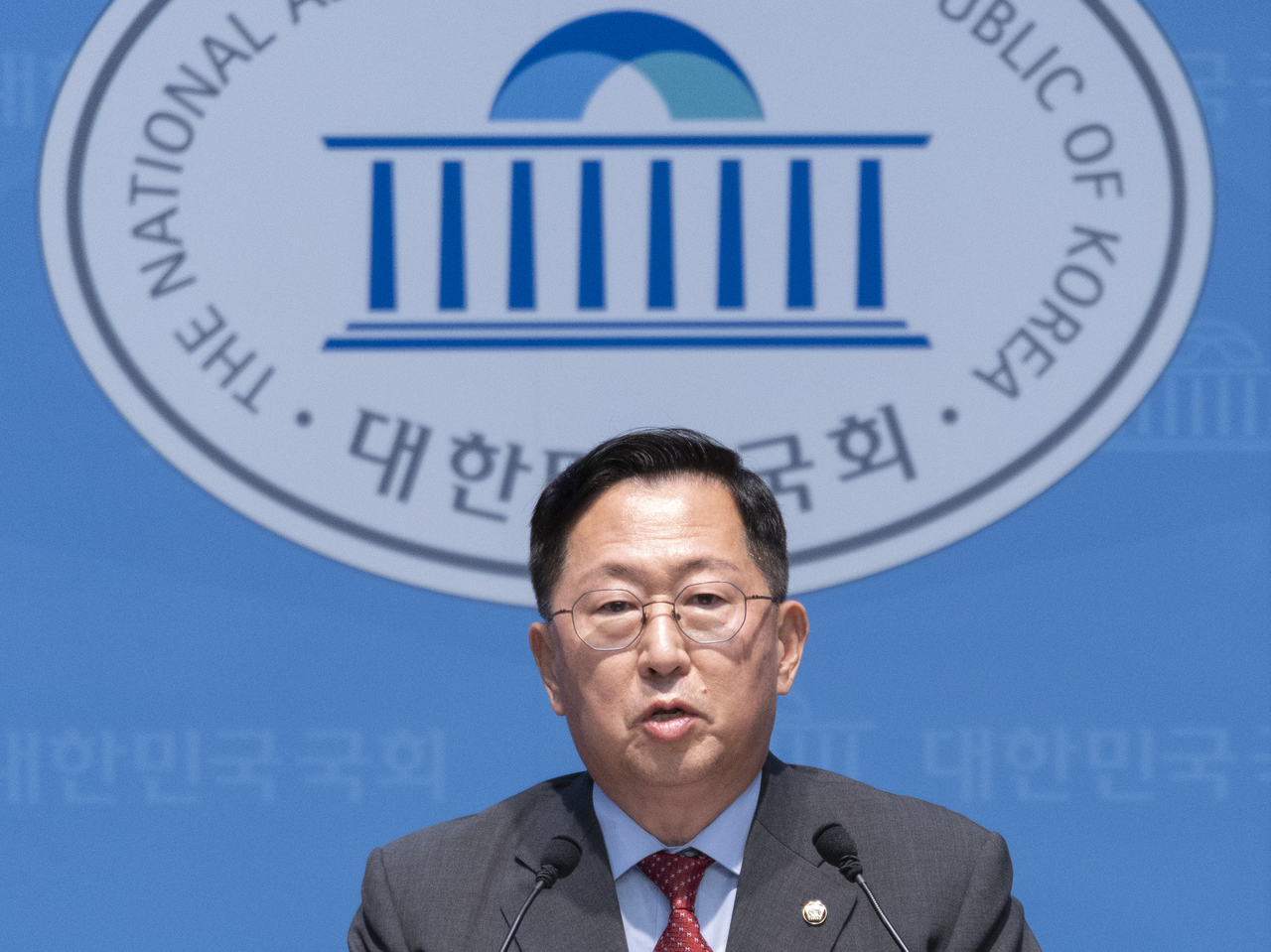 People Power Party lawmaker Yoo Yong-won holds a press conference at the National Assembly on Monday, saying North Korean violations of the MDL are occurring across multiple front-line areas and that structures including fences installed by North Korean troops have been found south of the MDL in the 21st Division zone. [Yonhap]