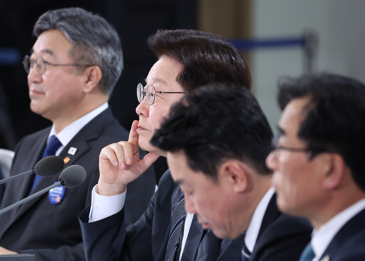 이재명 대통령이 지난 2일 세종특별자치시에서 열린 민원혁신 사례보고회에서 민원해결 우수사례 발표를 듣고 있다.[연합]