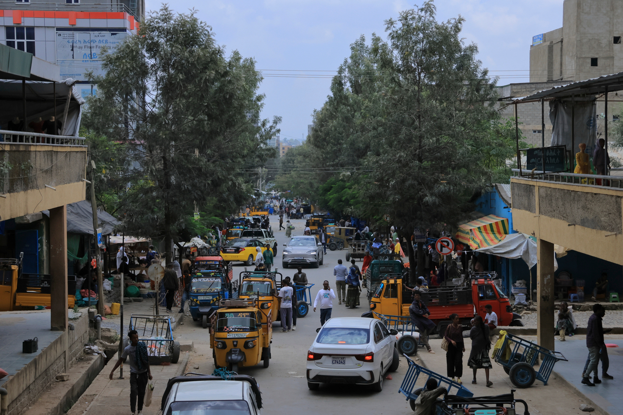 People walk in Mekelle, the capital of Ethiopia's Tigray region, as fighting escalates with the central government, Sept. 24. (AP-Yonhap)