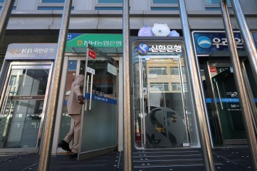 신한은행에 이어 KB국민은행, 하나은행 등 국내 주요 시중은행에서 전방위적인 인공지능(AI) 해킹 공격으로 고객정보가 유출되는 사고가 발생하면서 금융권 보안에 비상이 걸렸다. 우리은행과 NH농협은행의 경우 최근 외부 비인가자의 해킹 시도가 있었으나, 자체 침입 방지 시스템이 작동해 현재까지 파악된 정보 유출은 없는 것으로 전해졌다. 사진은 4일 서울 시내에 설치된 여러 은행 ATM기. [연합]