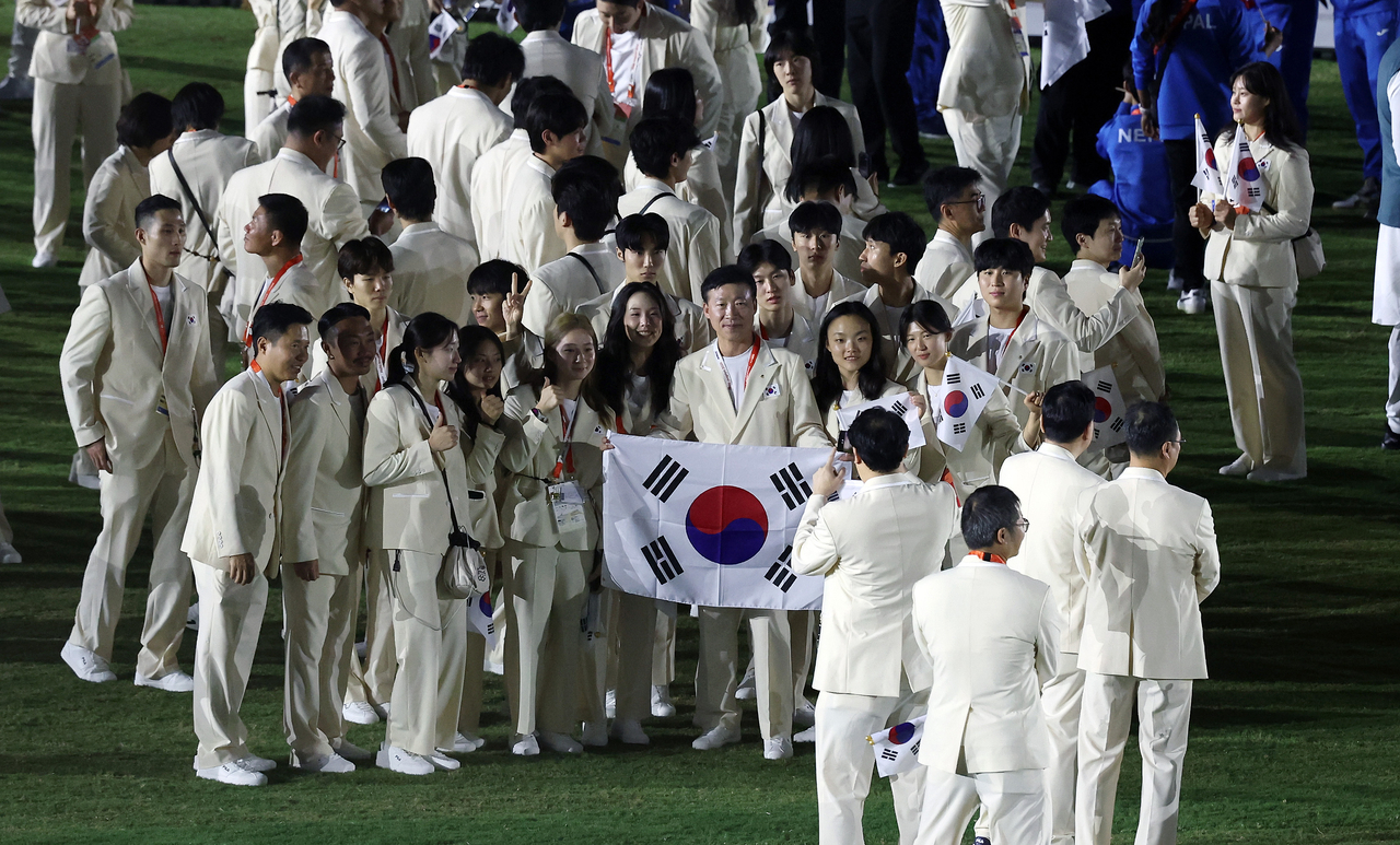 South Korean athletes pose for a group photo after entering the stadium during the closing ceremony of the 2026 Aichi-Nagoya Asian Games at Mizuho Park Athletics Stadium in Nagoya, Japan, on Oct. 4, 2026. (Yonhap)