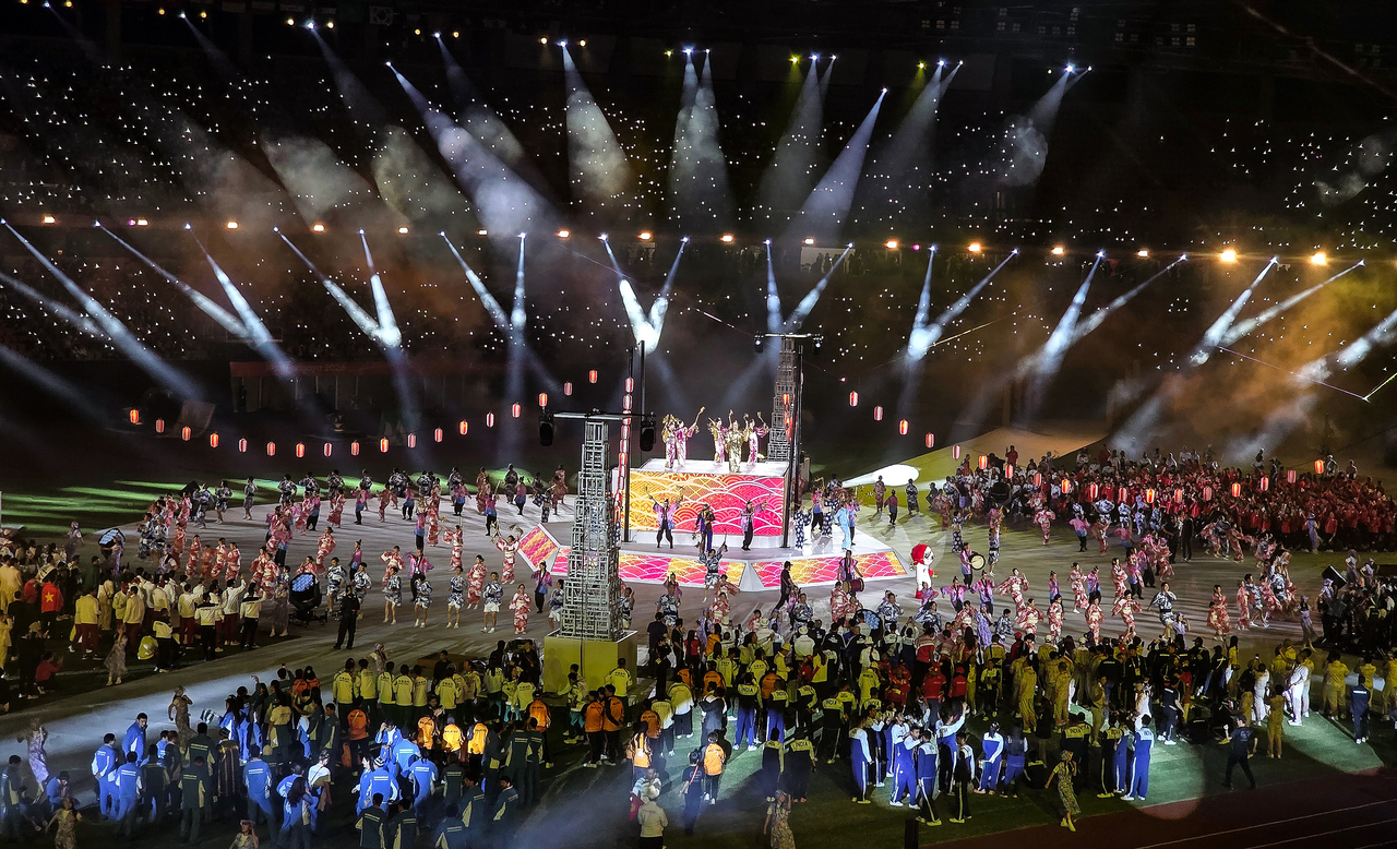 A performance takes place during the closing ceremony of the 2026 Aichi-Nagoya Asian Games at Mizuho Park Athletics Stadium in Nagoya, Japan, on Oct. 4, 2026. (Yonhap)
