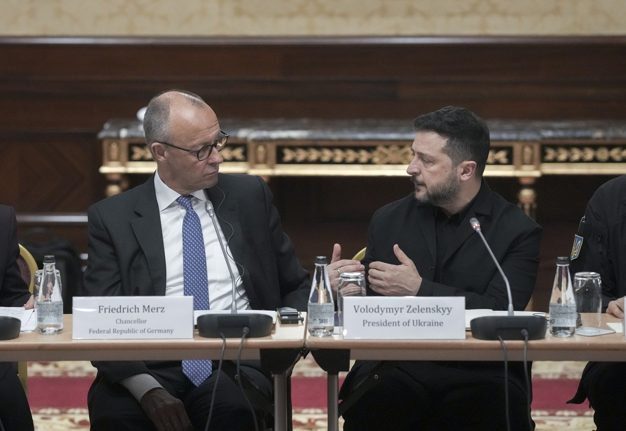 Germany's Chancellor Friedrich Merz (left) and Ukraine's President Volodymyr Zelensky attend a forum in Kyiv, Ukraine, Sunday. (EPA-Yonhap)