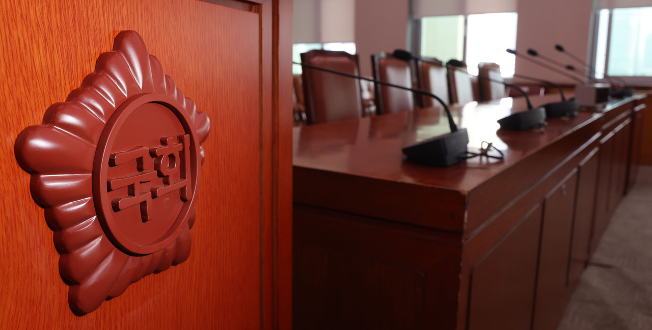 This photo shows an empty room of the Legislation and Judiciary Committee meeting room Monday, a day before the parliamentary audit is set to kick off Tuesday. (Pool photo via Yonhap)