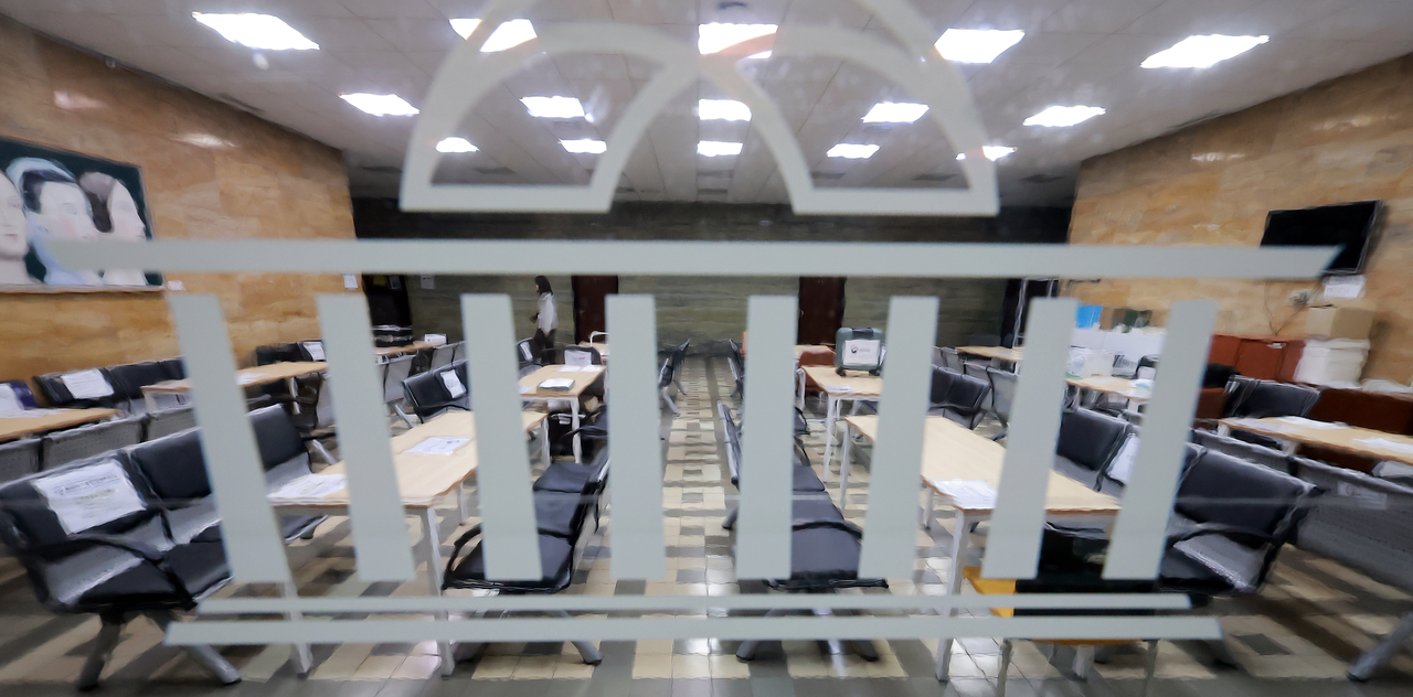 This photo shows rows of tables outside the Legislation and Judiciary Committee meeting room Monday, a day before the parliamentary audit is set to kick off Tuesday. (Pool photo via Yonhap)