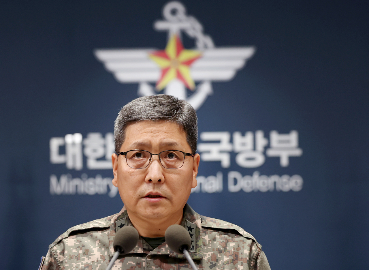 Army Lt. Gen. Kwon Dae-won, vice chairman of the Joint Chiefs of Staff, speaks during a briefing on the final investigation results into the Sept. 21 mine explosions in the Demilitarized Zone at the Defense Ministry in Seoul's Yongsan-gu on Monday. (Yonhap)