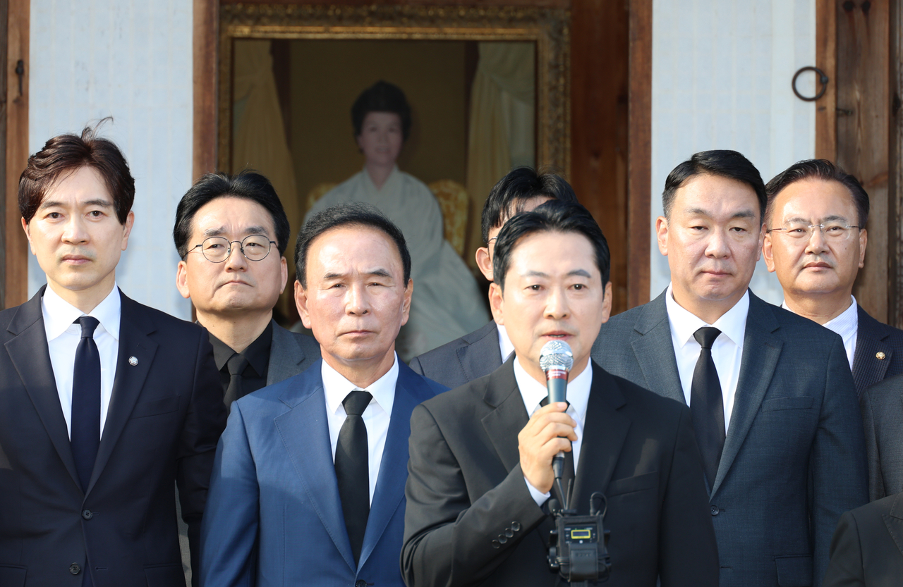 장동혁 대표가 5일 박정희 전 대통령의 배우자인 고 육영수 여사의 충북 옥천 생가를 방문해 역사 왜곡 논란을 빚고 있는 영화 암사자(들) 규탄 기자회견을 하고 있다. <연합뉴스>