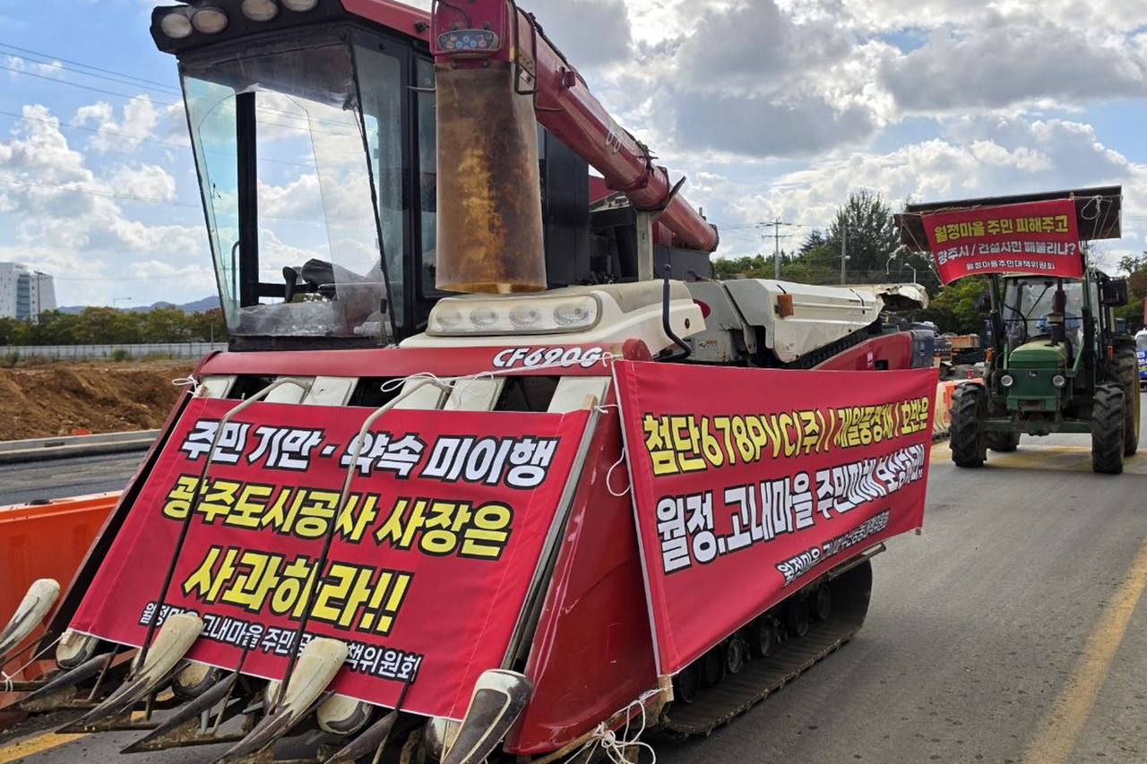 5일 오전 전남광주 장성군 진원면 첨단3지구 공사현장 인근에서 주민들이 트랙터를 동원한 집회를 열고 침수 피해 대책 마련 등을 촉구하고 있다. 2026.10.5 [월정마을 주민대책위원회 제공. 재판매 및 DB 금지] <연합뉴스>