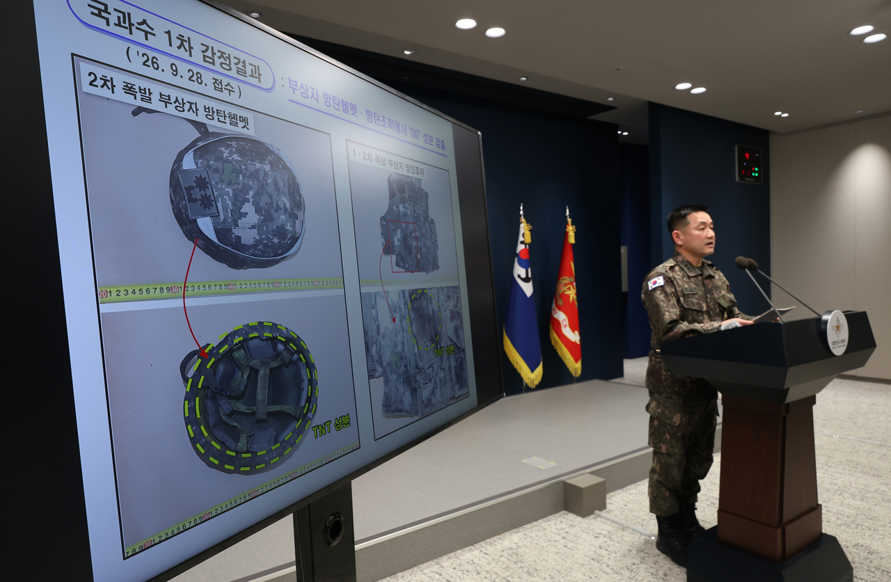 Yang Jin-hyeok, operations chief of the Joint Chiefs of Staff, briefs reporters at South Korea's Ministry of National Defense in Yongsan-gu, Seoul, on Monday on the final findings of the joint field investigation task force into the DMZ land mine explosion. [Yonhap]