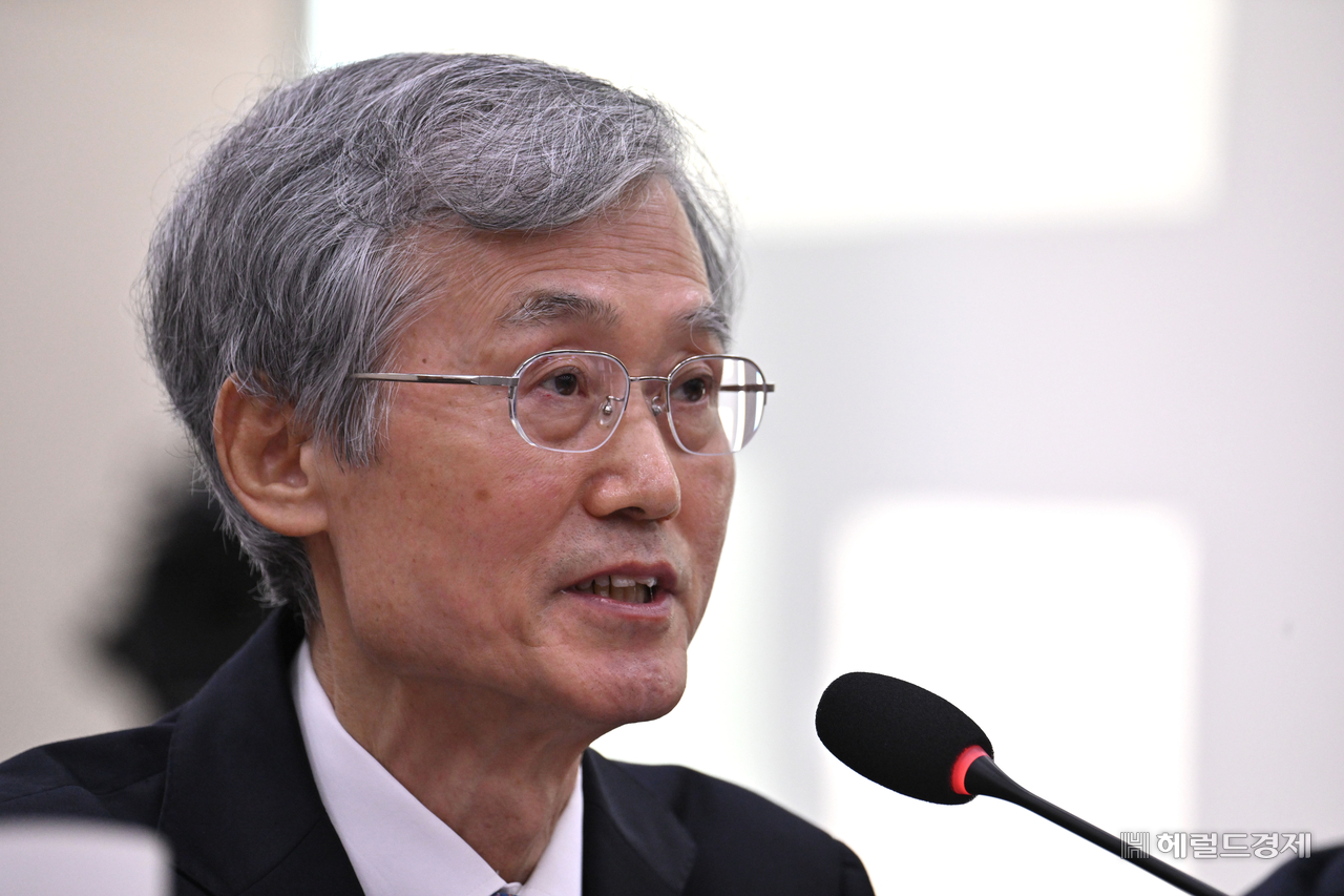 조희대 대법원장이 6일 오전 서울 여의도 국회 법제사법위원회에서 열린 대법원 등에 대한 국정감사에 출석해 의원들의 질의에 답변하고 있다. 임세준 기자