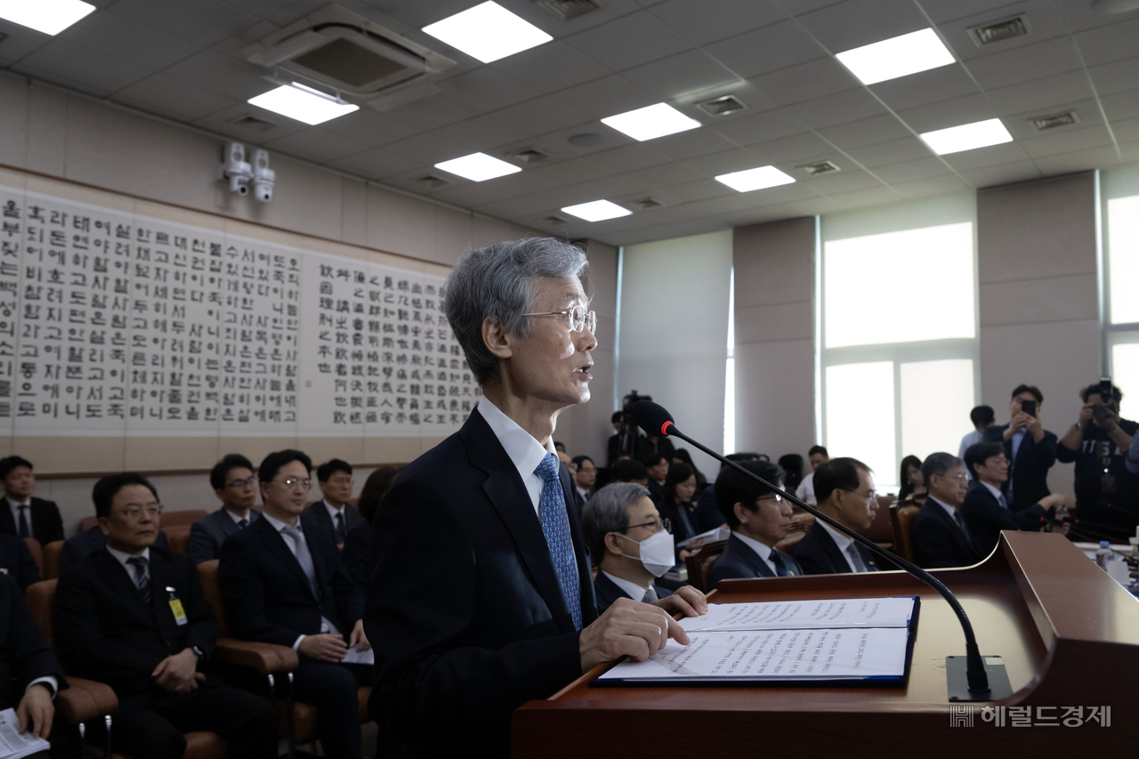 조희대 대법원장이 6일 오전 서울 여의도 국회 법제사법위원회에서 열린 대법원 등에 대한 국정감사에 출석해 인사말을 하고 있다. 임세준 기자