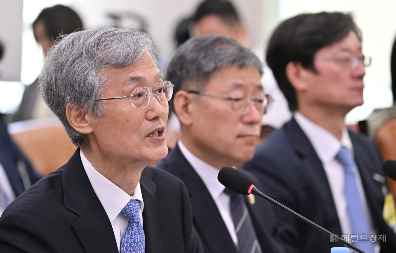 조희대 대법원장이 6일 오전 서울 여의도 국회 법제사법위원회에서 열린 대법원 등에 대한 국정감사에 출석해 의원들의 질의에 답변하고 있다. 임세준 기자