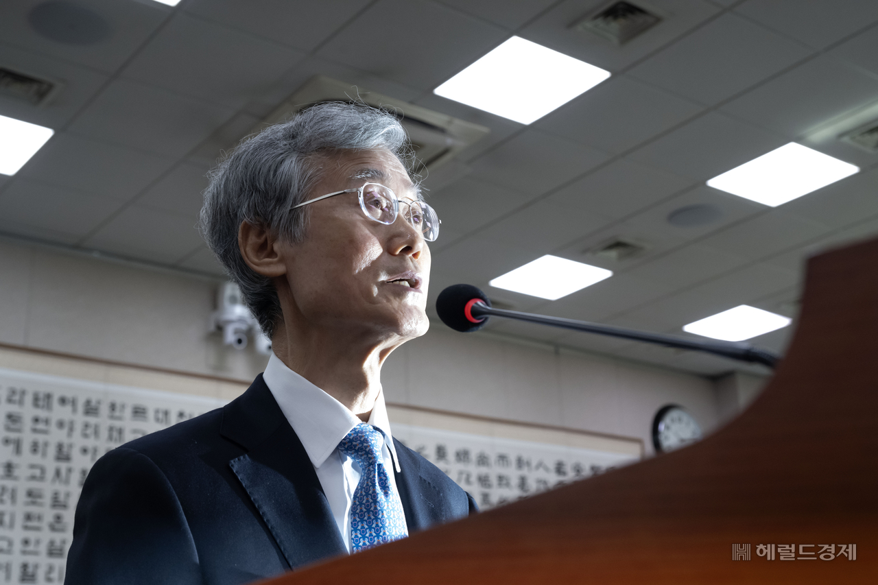 조희대 대법원장이 6일 오전 서울 여의도 국회 법제사법위원회에서 열린 대법원 등에 대한 국정감사에 출석해 인사말을 하고 있다. 임세준 기자