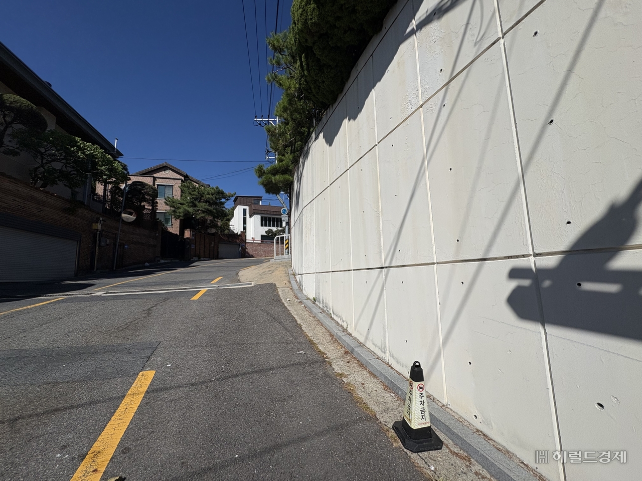 The street outside actor Yoo Hae-jin's home in Seongbuk-dong, Seongbuk-gu, Seoul, on Tuesday. A conservative group held a rally at the site Sunday. [Jung Joo-won]