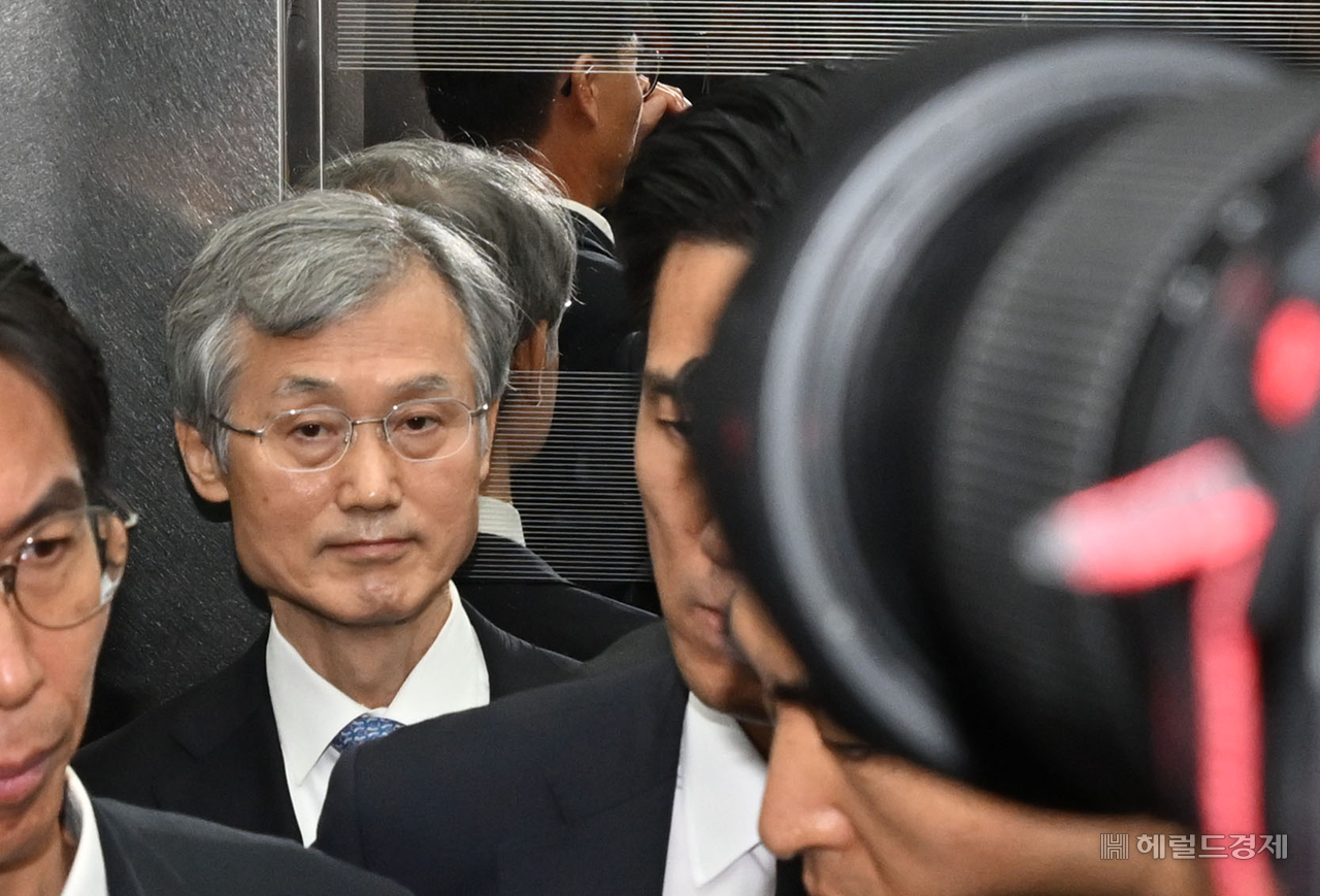 조희대 대법원장이 6일 오전 서울 여의도 국회 법제사법위원회에서 열린 대법원 등에 대한 국정감사에 출석하기 위해 본청으로 들어서고 있다. 임세준 기자