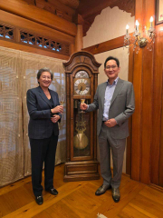 이재용(오른쪽) 삼성전자 회장이 지난 3월 서울 이태원동 승지원에서 리사 수 AMD 최고경영자와 만찬에 앞서 기념 촬영하고 있다. [삼성전자 제공]