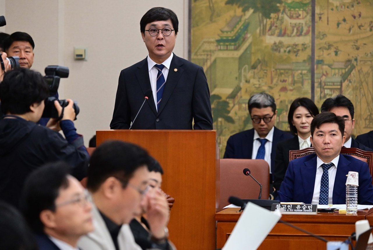 Minister of Culture, Sports and Tourism Choi Hwi-yeong delivers a briefing at a National Assembly hearing on Korea Football Association affairs in July. [National Assembly Press Corps]