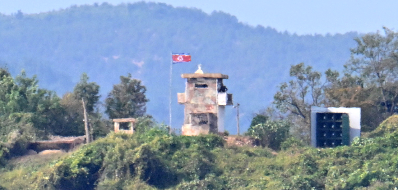 강신철 국방부 장관이 비무장지대(DMZ) 지뢰 폭발 사건과 관련해 “모든 책임은 북한에게 있다”며 추가 대응을 6일 예고했다. 사진은 지난달 30일 경기도 파주시 접경지대에서 바라본 북한군 초소의 모습. 파주=임세준 기자