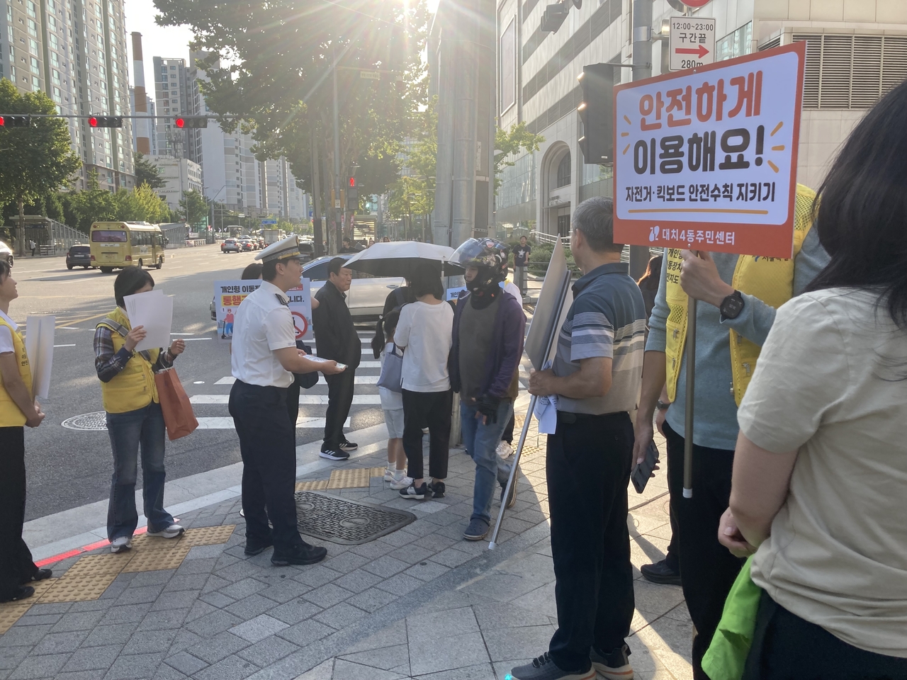 서울시와 강남구, 경찰 관계자들이 한티역 사거리에서 킥보드 없는 거리 홍보 활동을 하고 있다.
손인규 기자