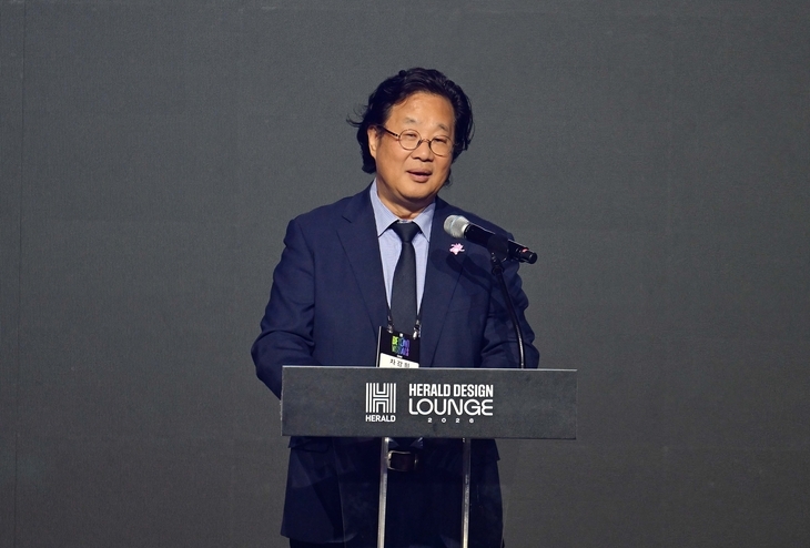 Seoul Design Foundation CEO Cha Kang-heui delivers congratulatory remarks at Herald Design Lounge 2026 on Friday at Dongdaemun Design Plaza in Seoul. (Lee Sang-sub/The Korea Herald)