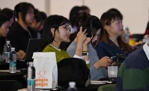 “거장 한마디 담자” 곳곳서 찰칵…2060 뛰어넘은 영감의 샘 [헤럴드디자인라운지 2026]