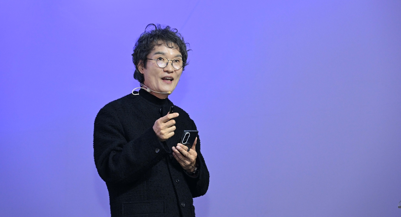 Architect Yoon Kyeong-sik speaks at Herald Design Lounge 2026 on Friday at Dongdaemun Design Plaza in Seoul. (Lee Sang-sub/The Korea Herald)